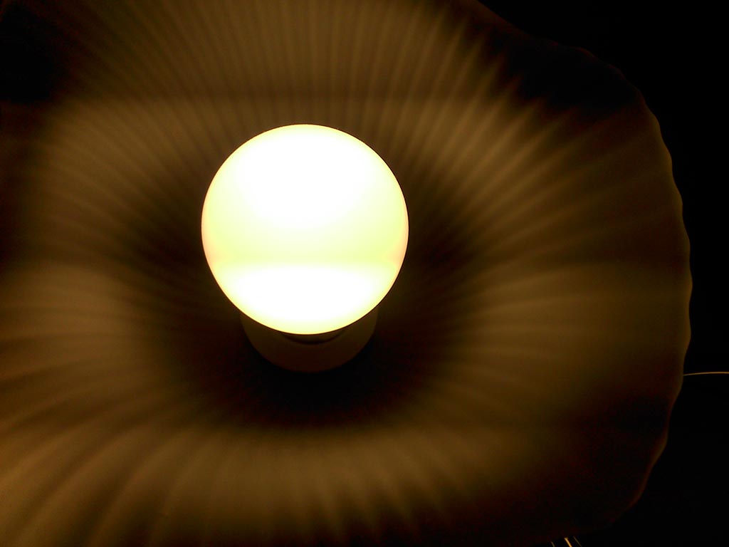 Лампа у которой камера смартфона выявила пульсацию светодиодов